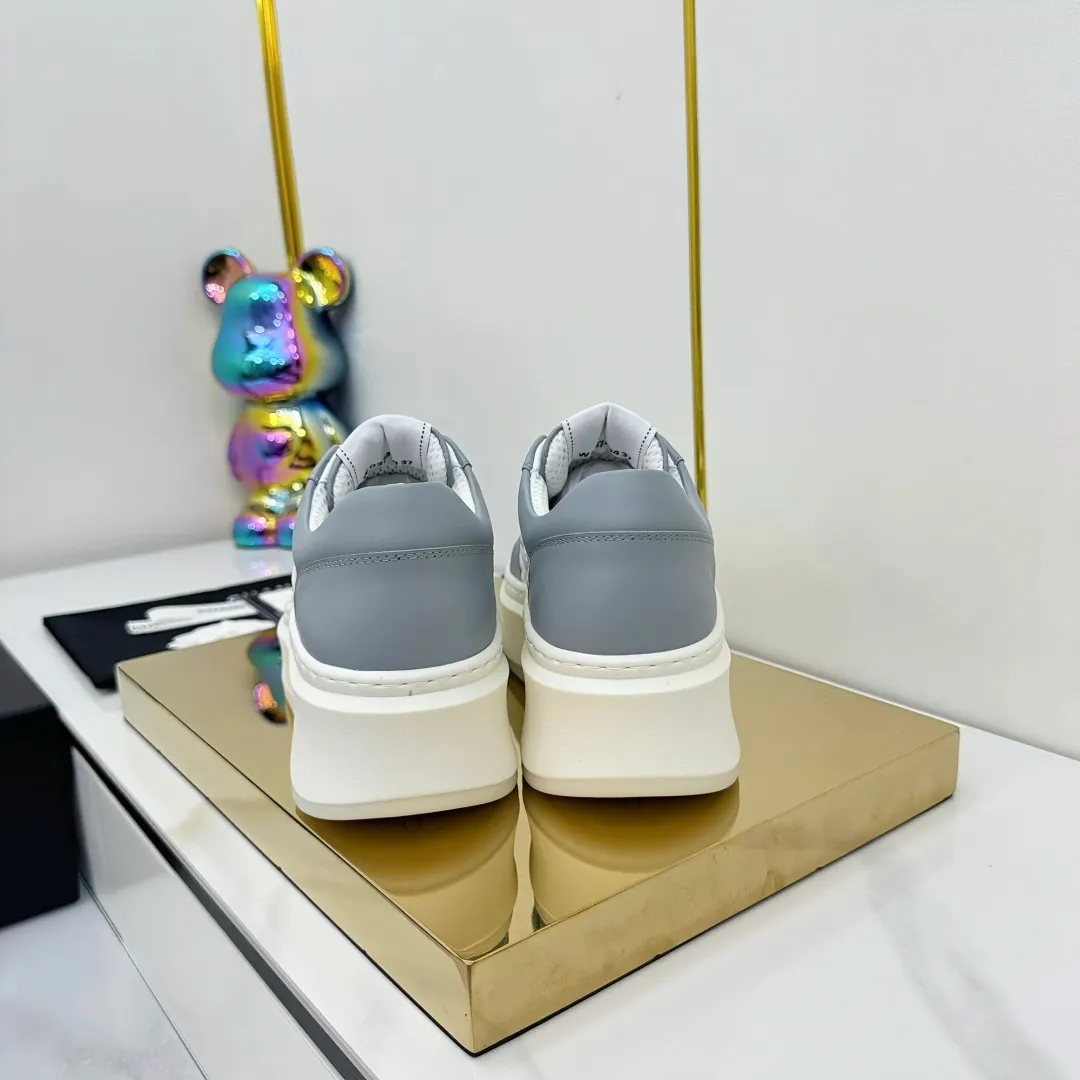 👟👟Ex-factory price 600👟👟 Upgraded version, upgraded version, upgraded version! No rebuttal accepted! ! ! ! Chanel Chanel panda shoes! 2025 counter's top casual sports shoes. This classic design; the upper is electro-embroidered with a variety of techniques; the outsole is fashionable and sporty; the unusual inclusion of a variety of color matching elements... The diversified mix and match is very good-looking and versatile, and can be used for leisure, fashion, sports, and outdoor... ꫛꫀꪝ Go➫ Materials: ❶Upper made of: original imported first-layer silk cowhide + original waterproof cloth + original first-layer cowhide ❷Inner lining: Original Yangli+Net ❸Outsole based on: Original TPU combination outsole Counter boutique packaging complete set for women 35–41 👉 👉 👉 👉 👉